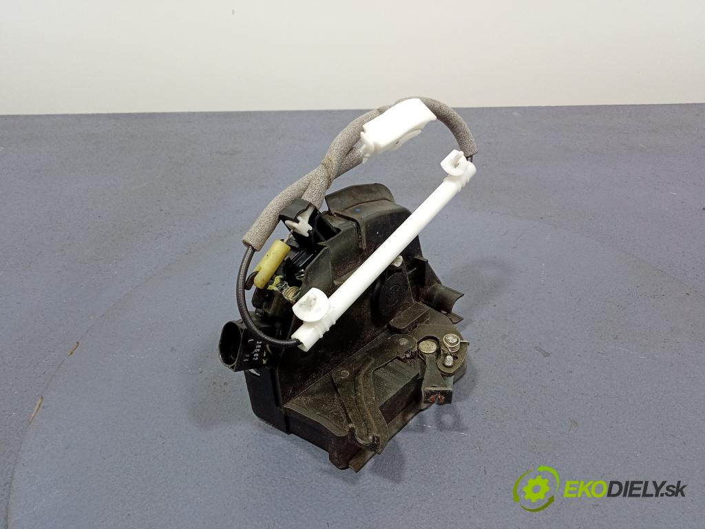 Bmw Seria 3 2002 zámek dveře před Levý: 8253431