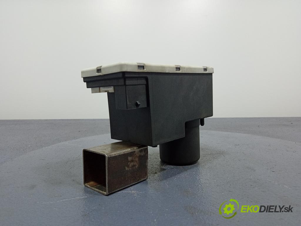 Audi A4 2000 čerpadlo Centrální Zámek 8D0862257B