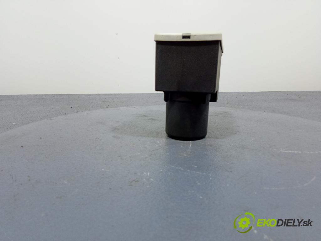 Audi A4 2000 čerpadlo Centrální Zámek 8D0862257B