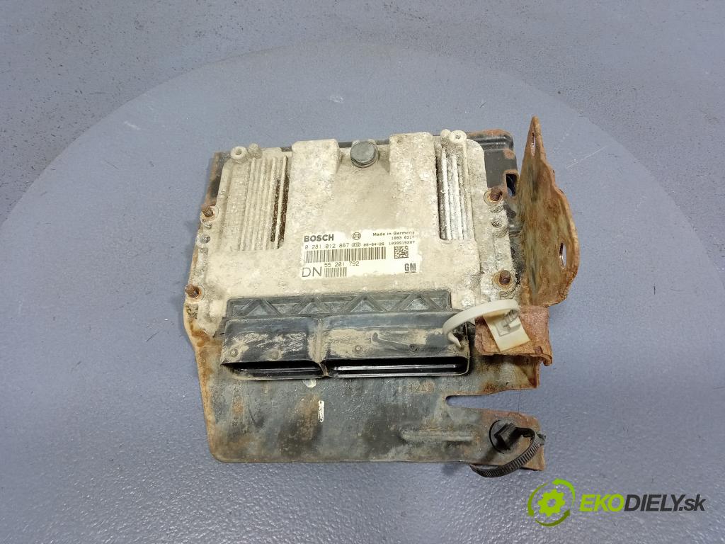 Opel Astra 2006 řídící jednotka Motor: 55201792