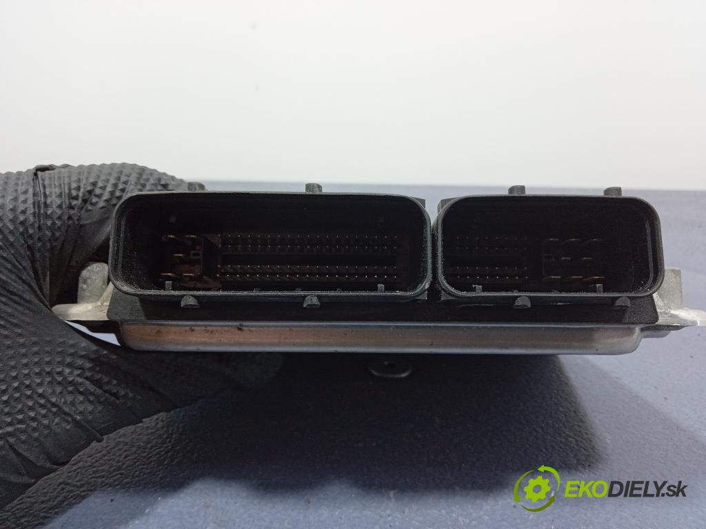 Vw Touareg 2004 riadiaca jednotka Motor: 022906032BF