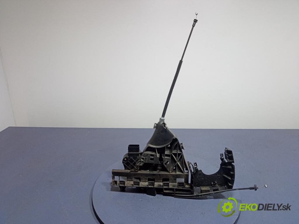 Volvo V50 2004 zámek dveře před Levý: 30699441