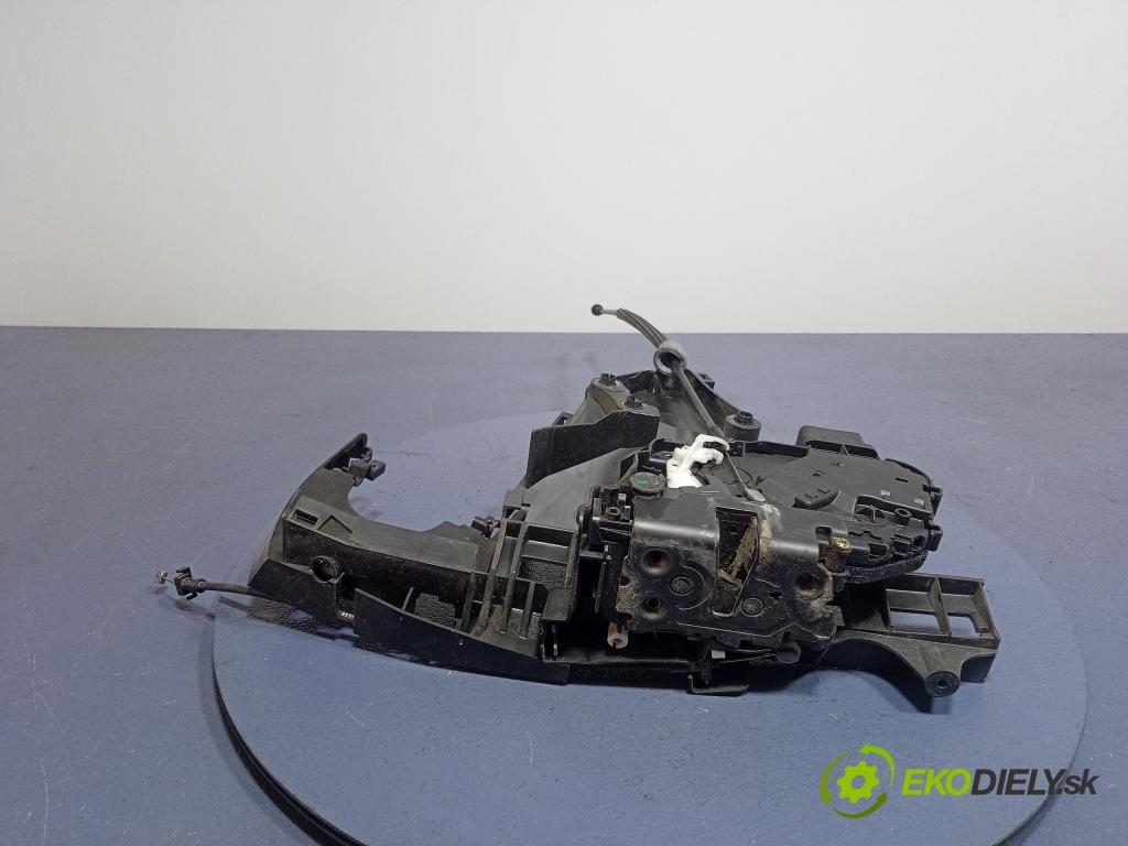 Volvo V50 2004 zámek dveře před Levý: 30699441