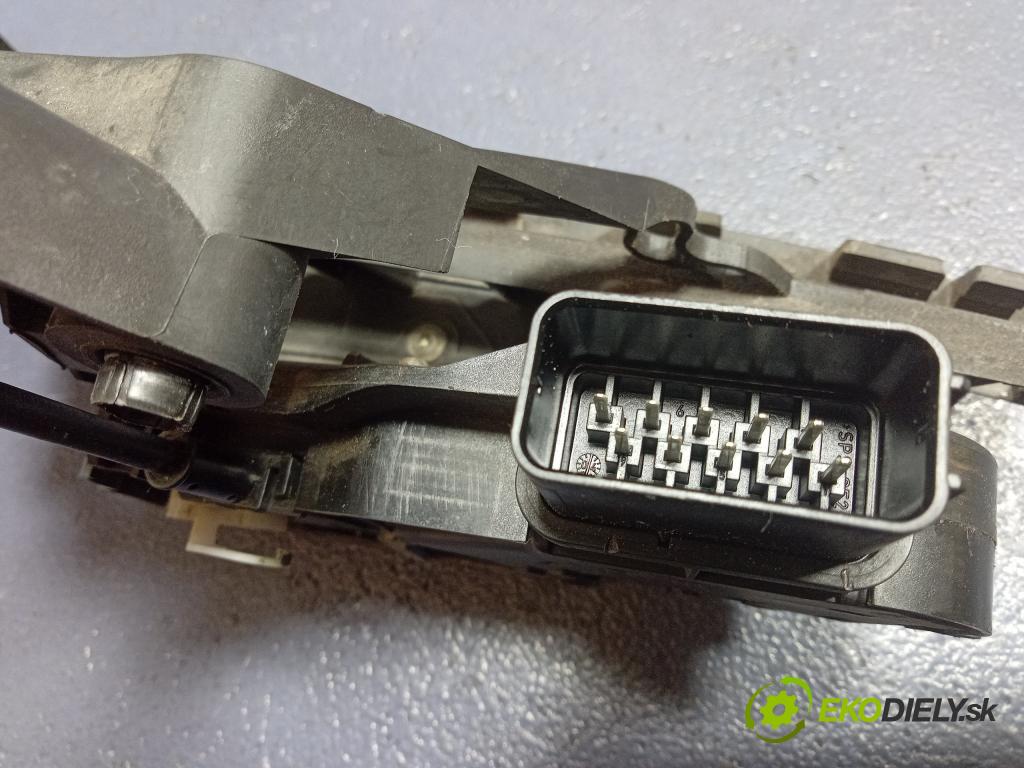 Volvo V50 2004 zámek dveře před Levý: 30699441