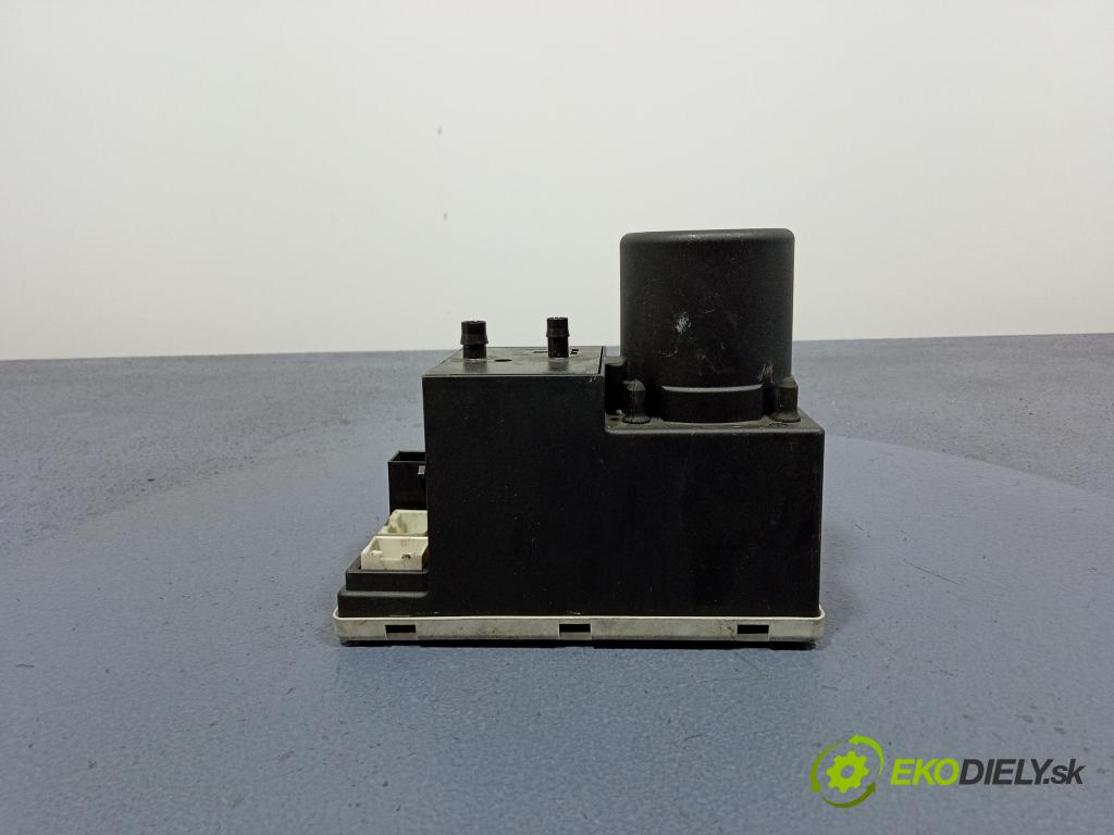 Audi A3 2001 čerpadlo Centrální Zámek 8D0862257