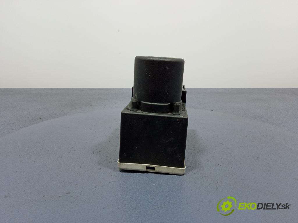 Audi A3 2001 čerpadlo Centrální Zámek 8D0862257