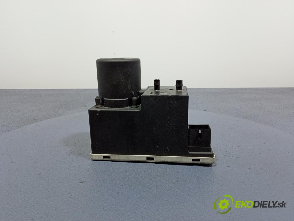 Audi A3 2001 čerpadlo Centrální Zámek 8D0862257