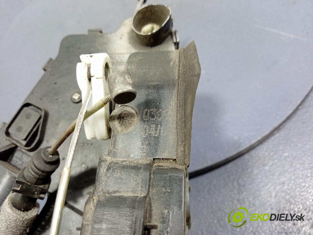 Bmw Seria 3 2004 zámek dveře před Levý: 01