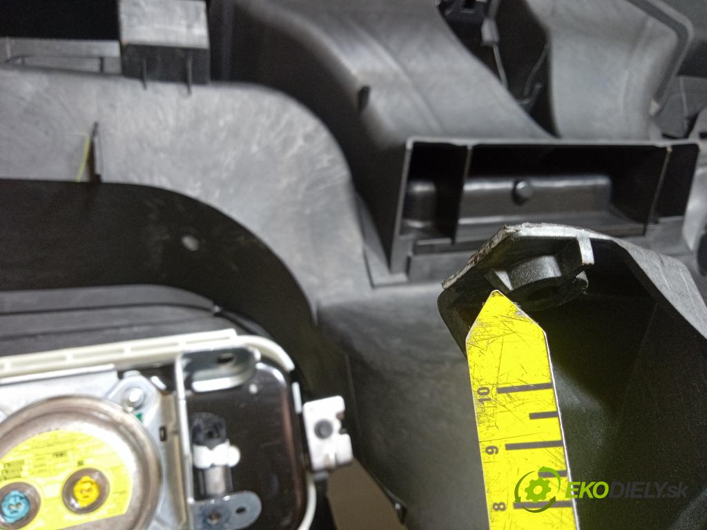 Ford C-max 2014 kokpit,přistrojova deska 01