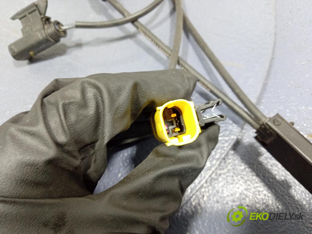 Bmw Seria 1 2023 zámek masky: 7468349