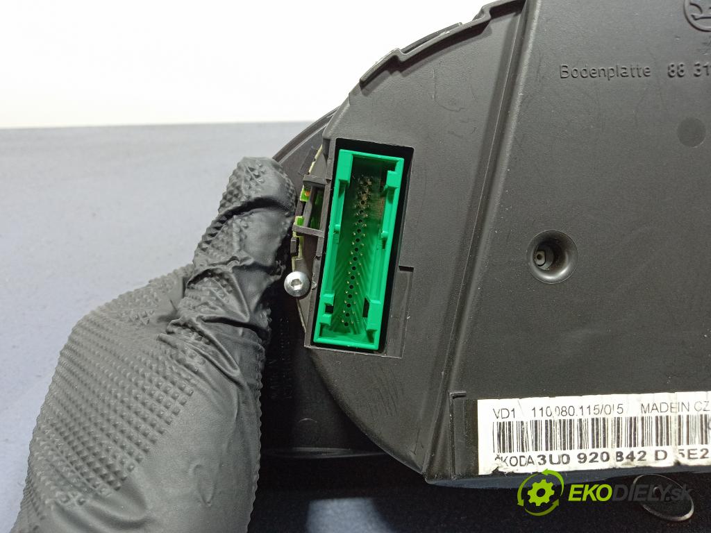 Skoda Superb 2007 Přístrojová deska 3U0920842D