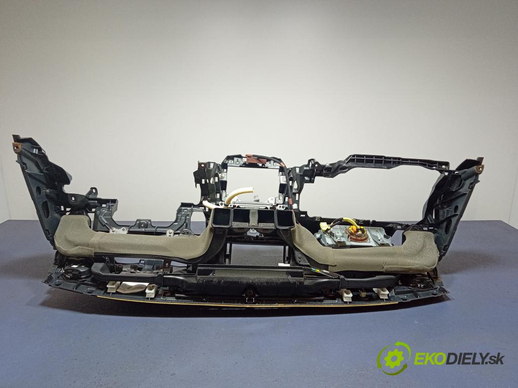 Lexus IS 2016 kokpit,pristrojová doska 01