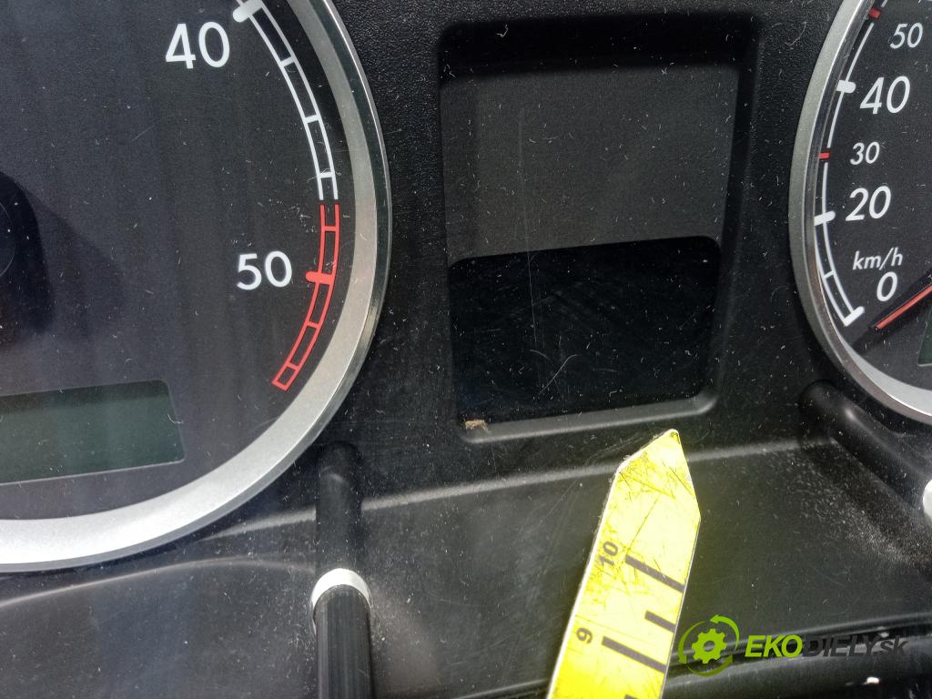 Volkswagen Passat 2004 prístrojovka/ budíky 3B0920829A