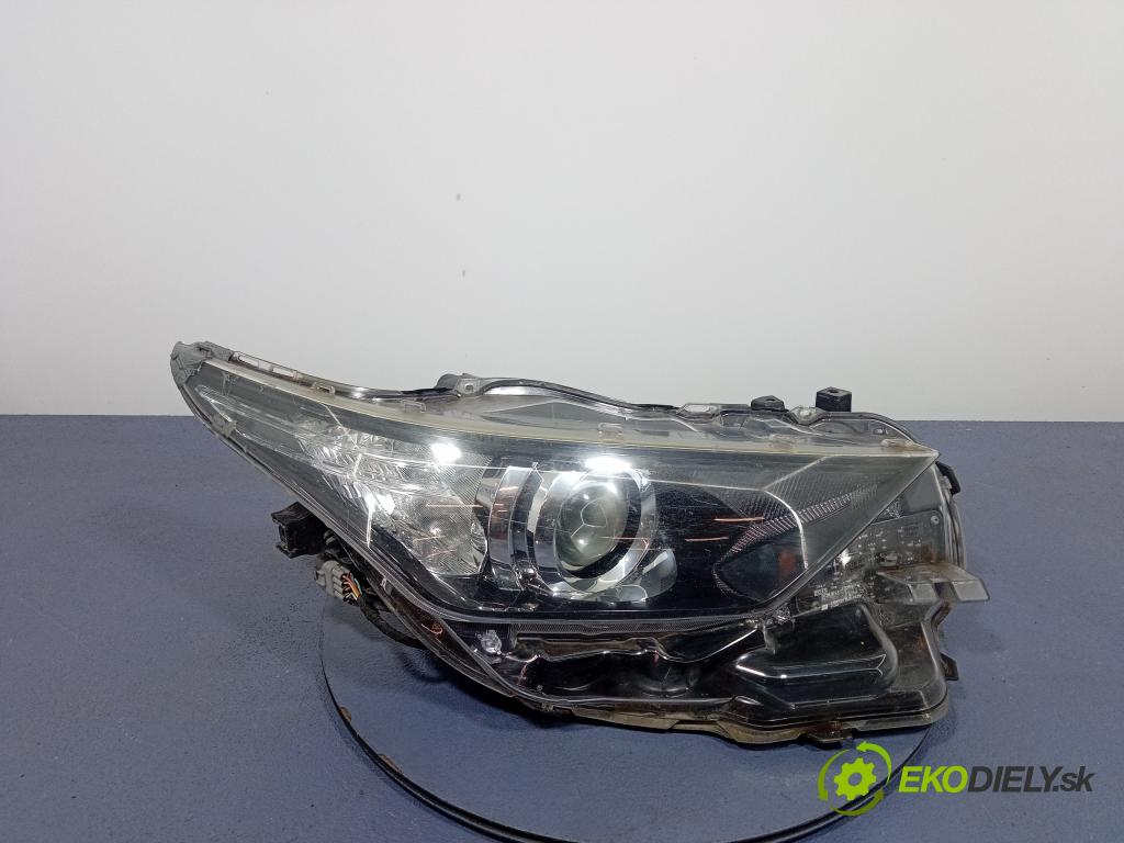 Toyota Auris 0 Reflektor: v pravo: 81110-02K30