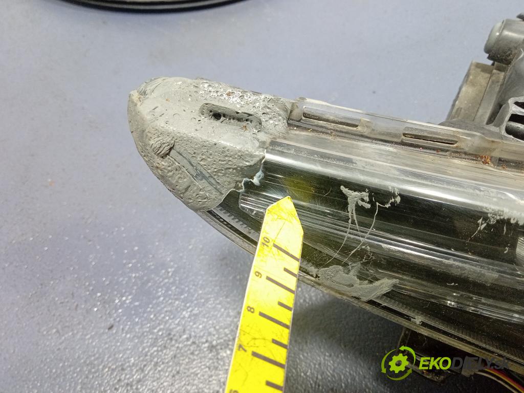 Toyota Auris 0 Reflektor: v pravo: 81110-02K30