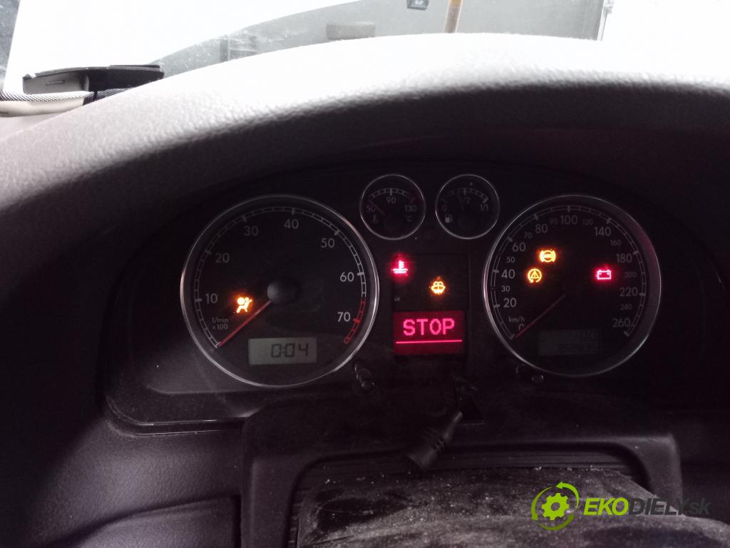 Volkswagen Passat 2004 prístrojovka/ budíky 3B0920829
