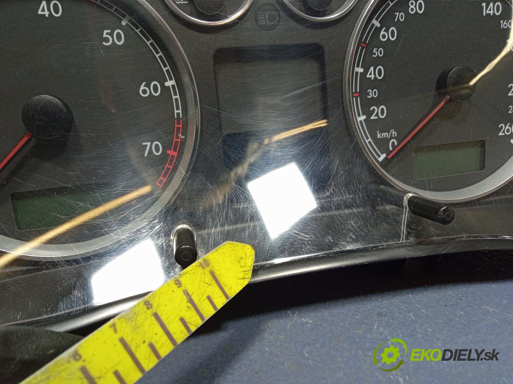 Volkswagen Passat 2004 prístrojovka/ budíky 3B0920829