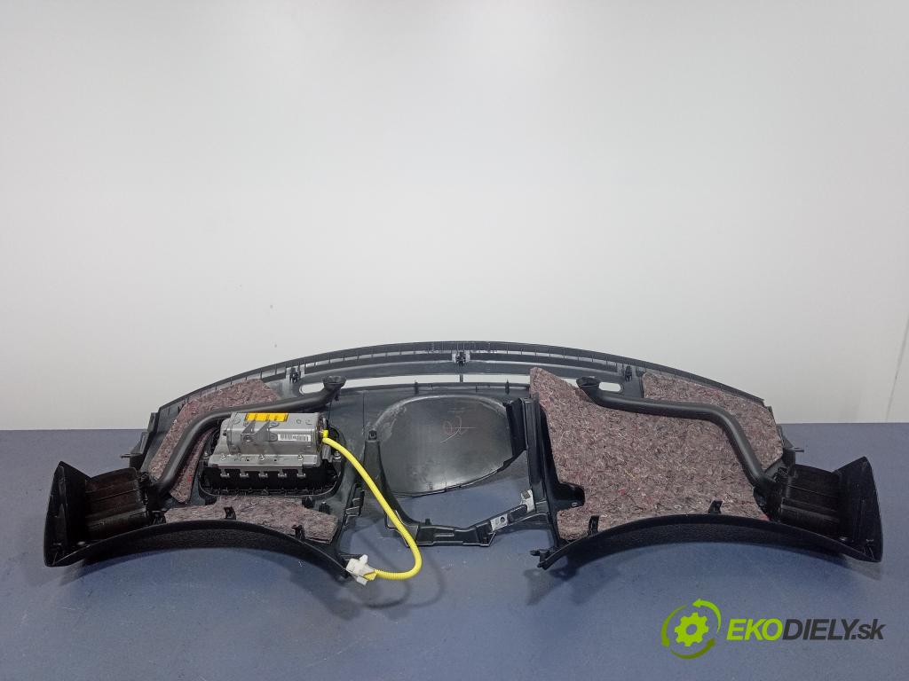 Toyota Yaris verso 2005 kokpit,pristrojová doska 01