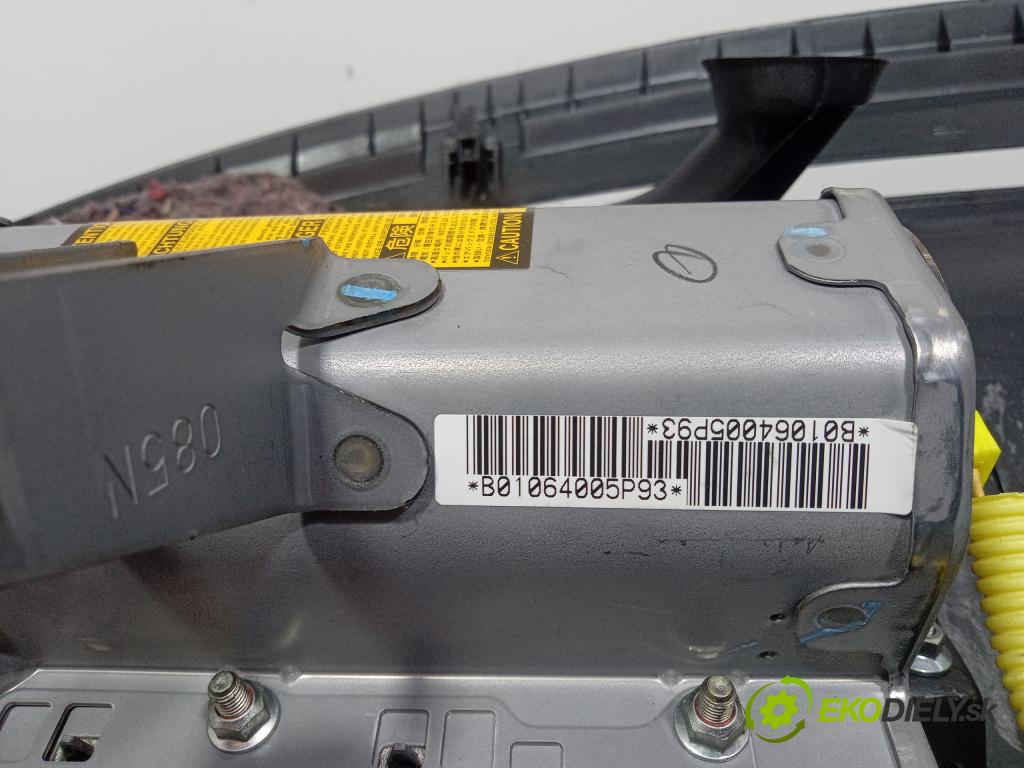 Toyota Yaris verso 2005 kokpit,pristrojová doska 01
