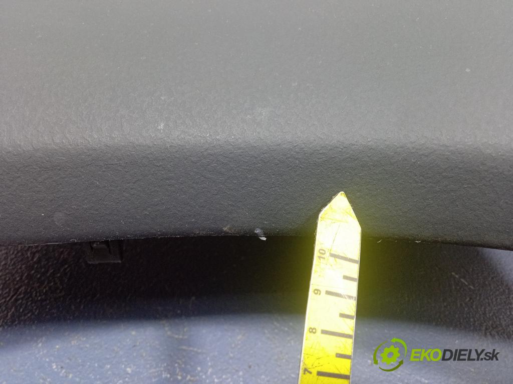 Toyota Yaris verso 2005 kokpit,pristrojová doska 01