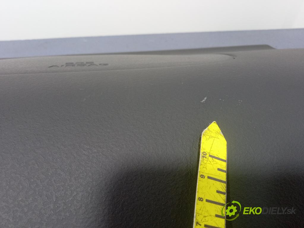 Toyota Yaris verso 2005 kokpit,pristrojová doska 01