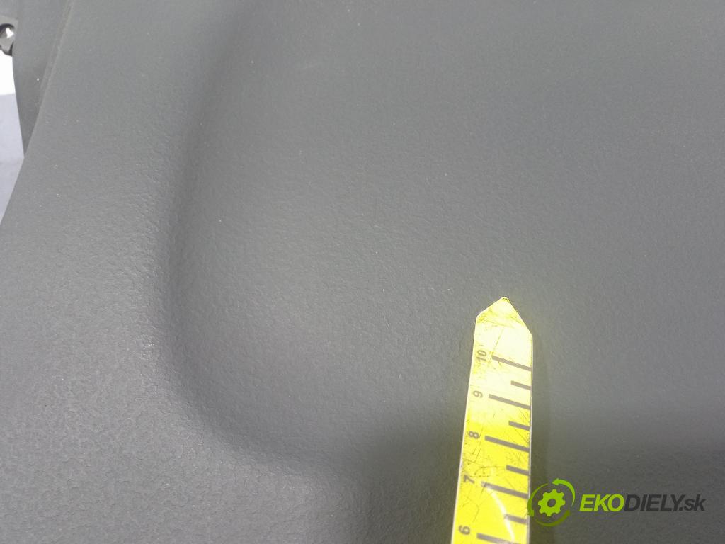 Toyota Yaris verso 2005 kokpit,pristrojová doska 01