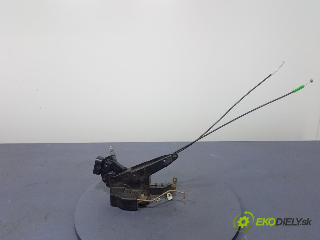 Toyota Corolla verso 2002 zámek dveře před Levý: 01
