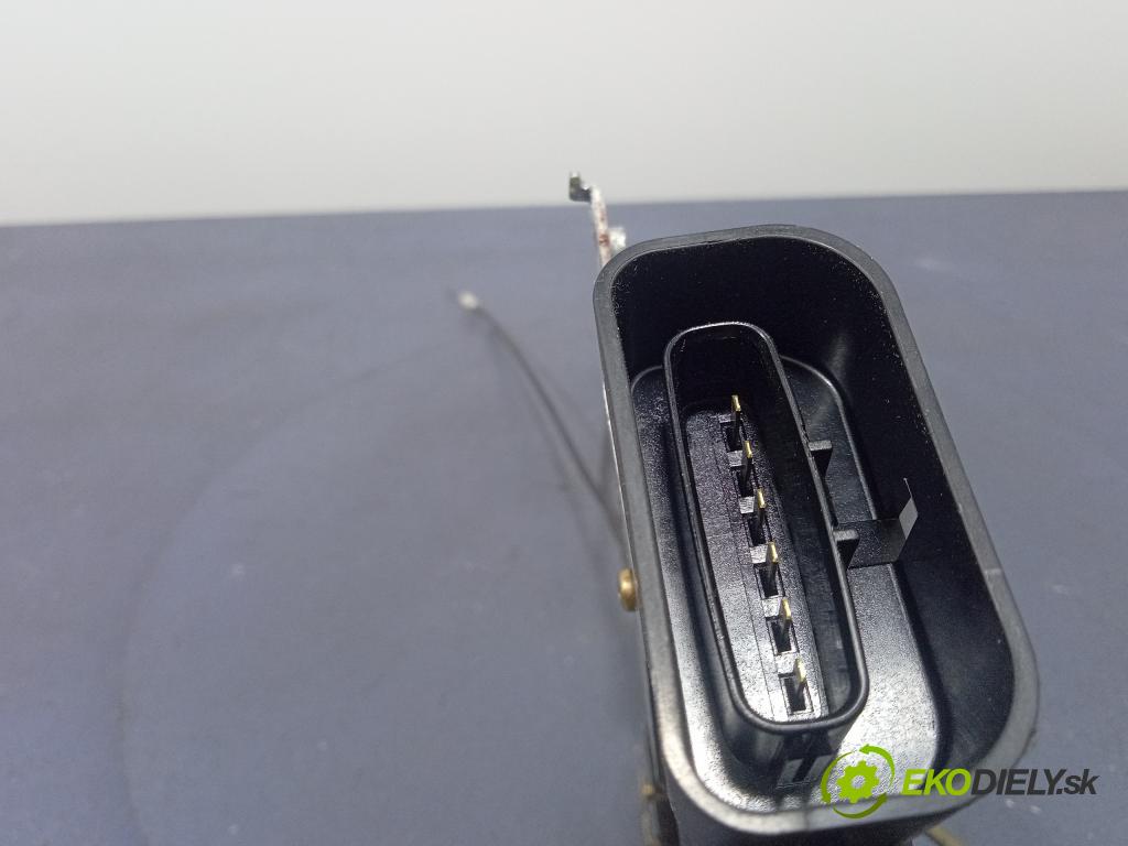 Toyota Corolla verso 2002 zámek dveře před Levý: 01
