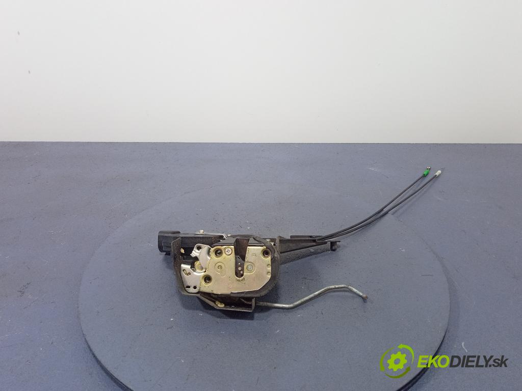 Toyota Corolla verso 2002 zámek dveře před v pravo: 01