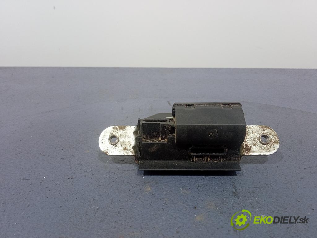 Opel Corsa 1.3 cdti 2008 zámek Klapky: kufr 55701971