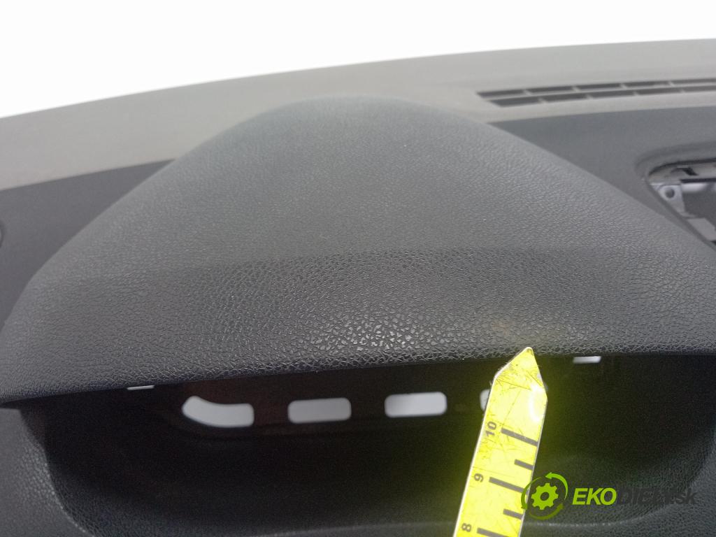 Renault Megane 2009 kokpit,pristrojová doska 681000020R