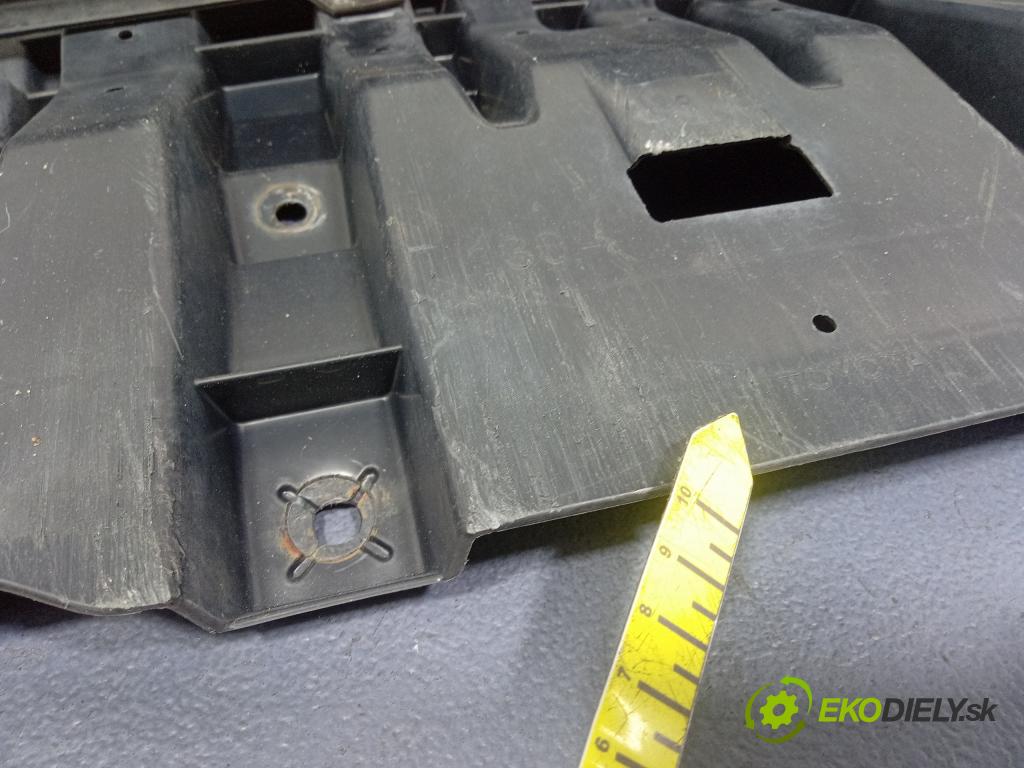 Toyota Auris 2013 kryt Plast: podvozek: 52618-02040