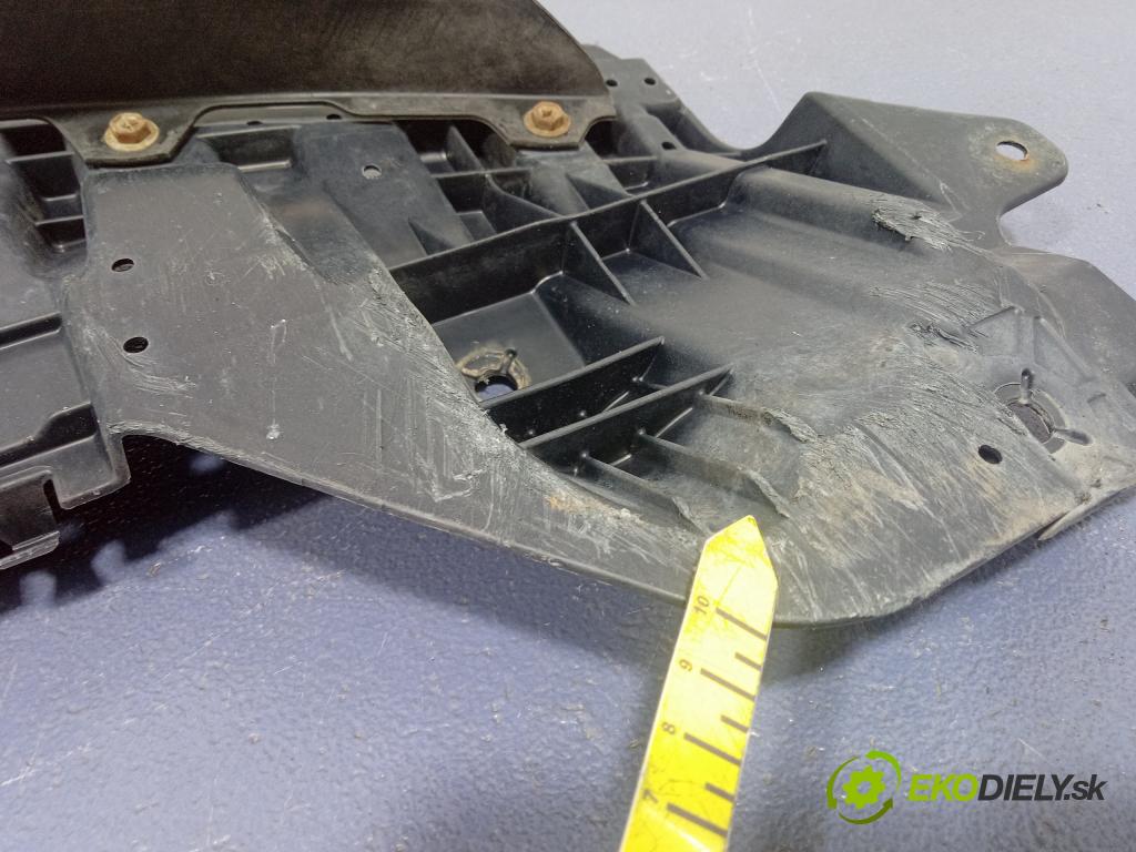 Toyota Auris 2013 kryt Plast: podvozek: 52618-02040