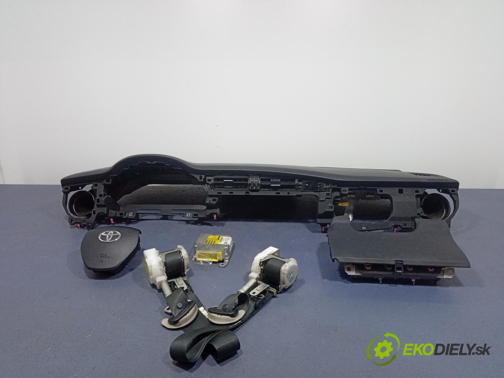 Toyota Auris 2013 kokpit,pristrojová doska 01