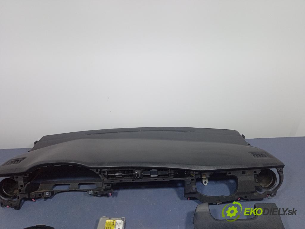 Toyota Auris 2013 kokpit,pristrojová doska 01