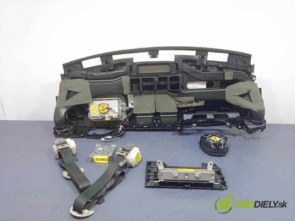 Toyota Auris 2013 kokpit,pristrojová doska 01