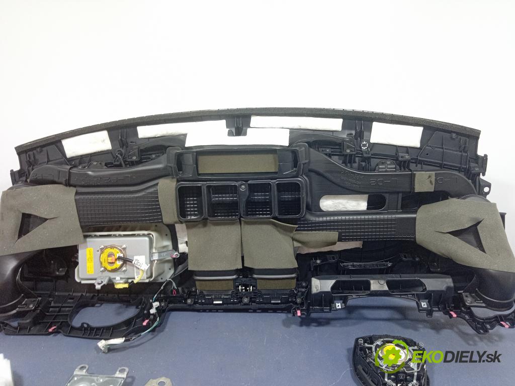Toyota Auris 2013 kokpit,pristrojová doska 01