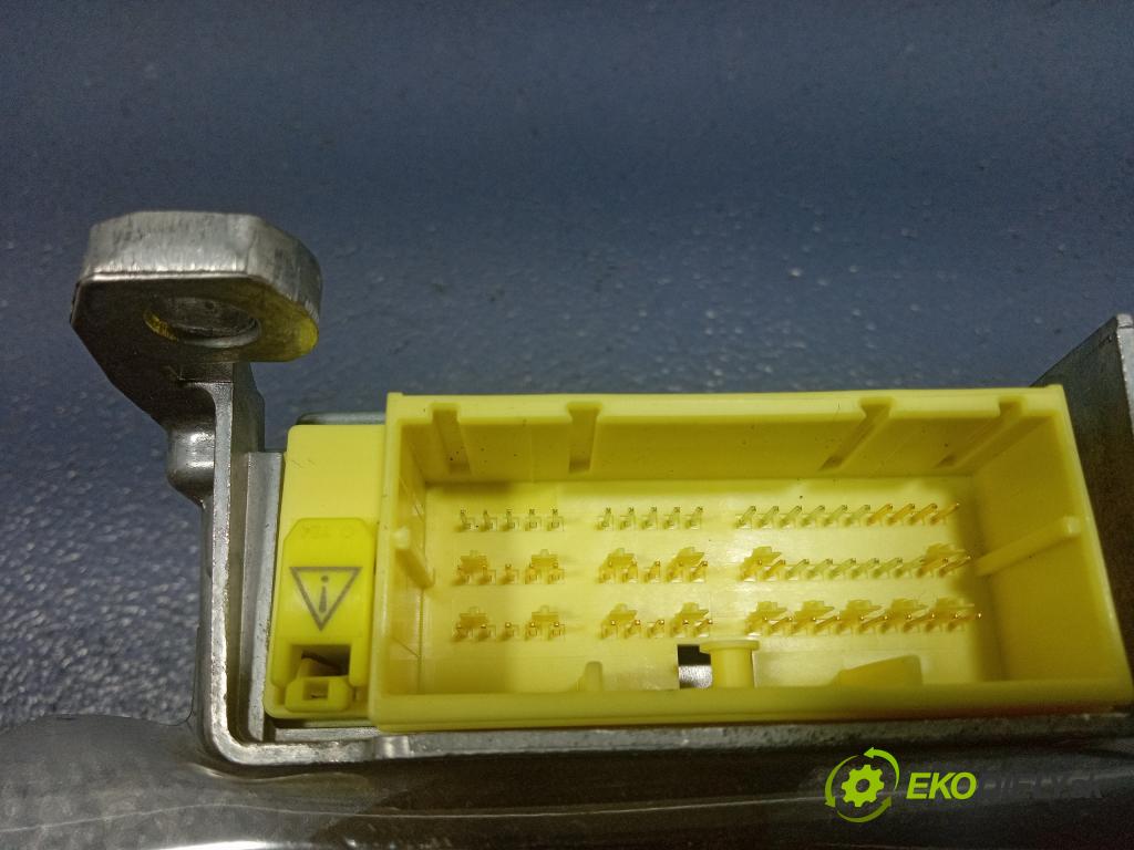 Toyota Auris 2013 kokpit,pristrojová doska 01