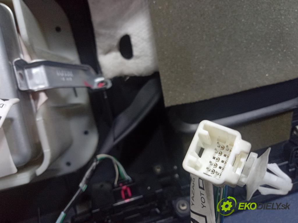 Toyota Auris 2013 kokpit,pristrojová doska 01
