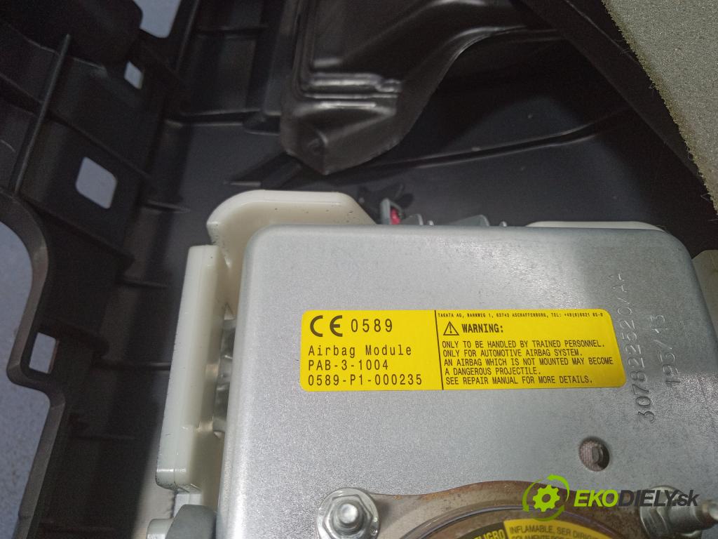 Toyota Auris 2013 kokpit,pristrojová doska 01