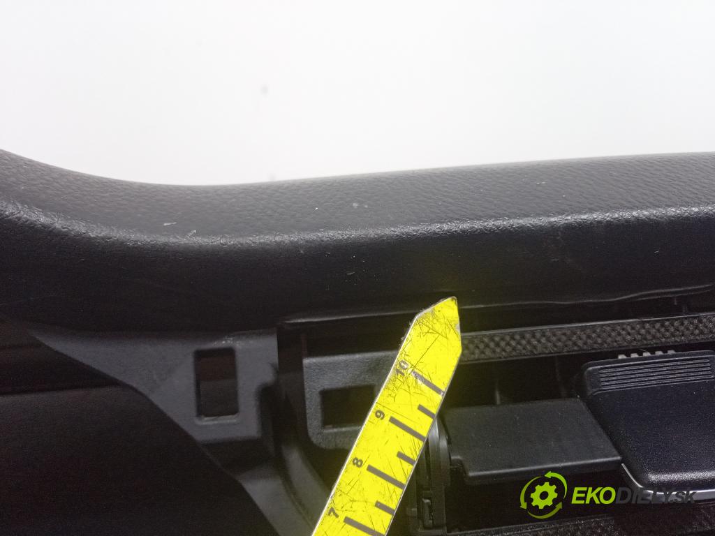Toyota Auris 2013 kokpit,pristrojová doska 01