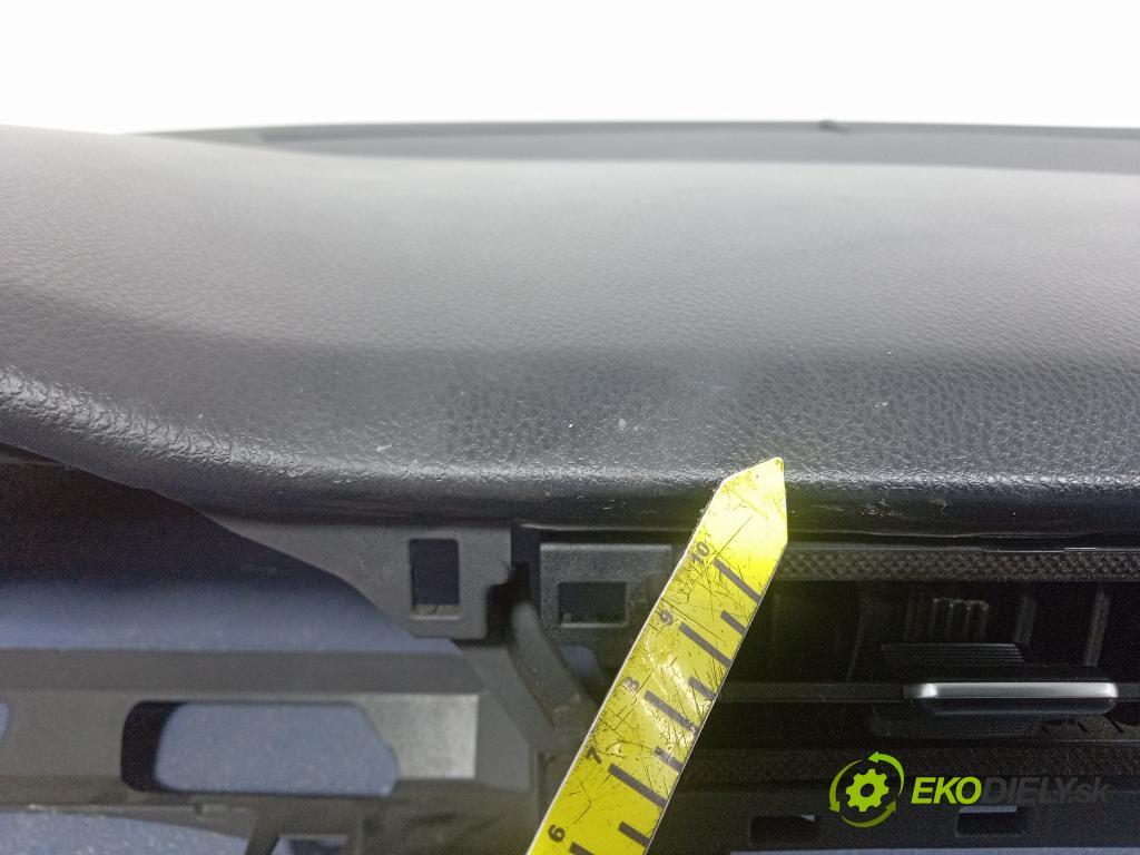 Toyota Auris 2013 kokpit,pristrojová doska 01