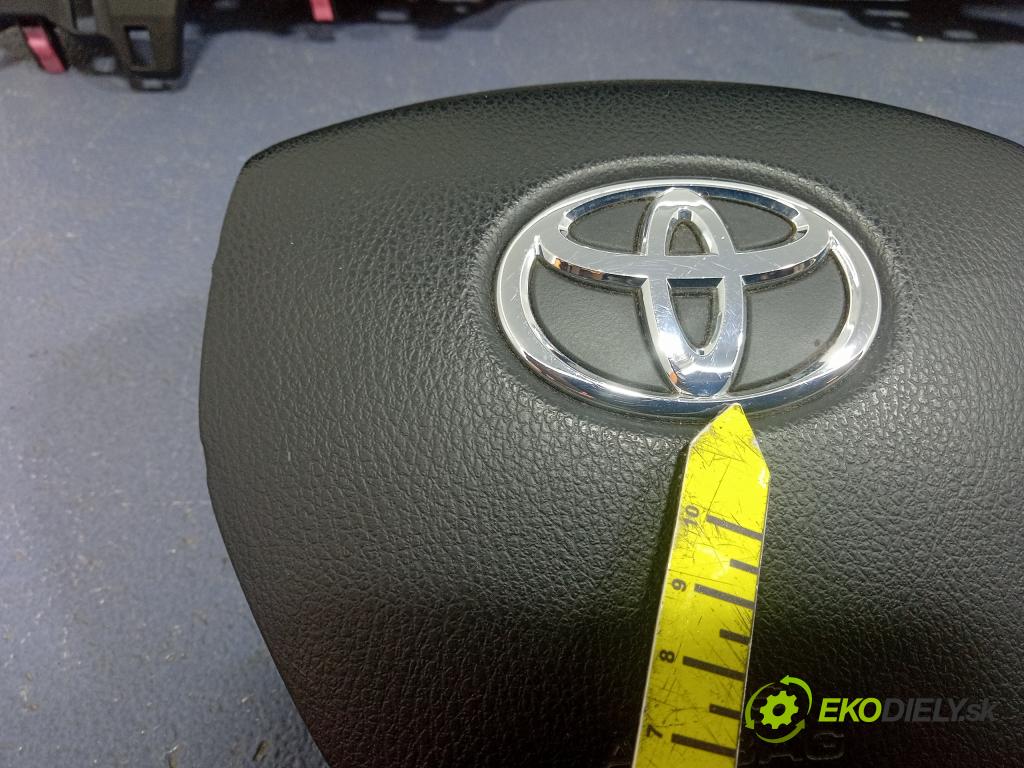 Toyota Auris 2013 kokpit,pristrojová doska 01