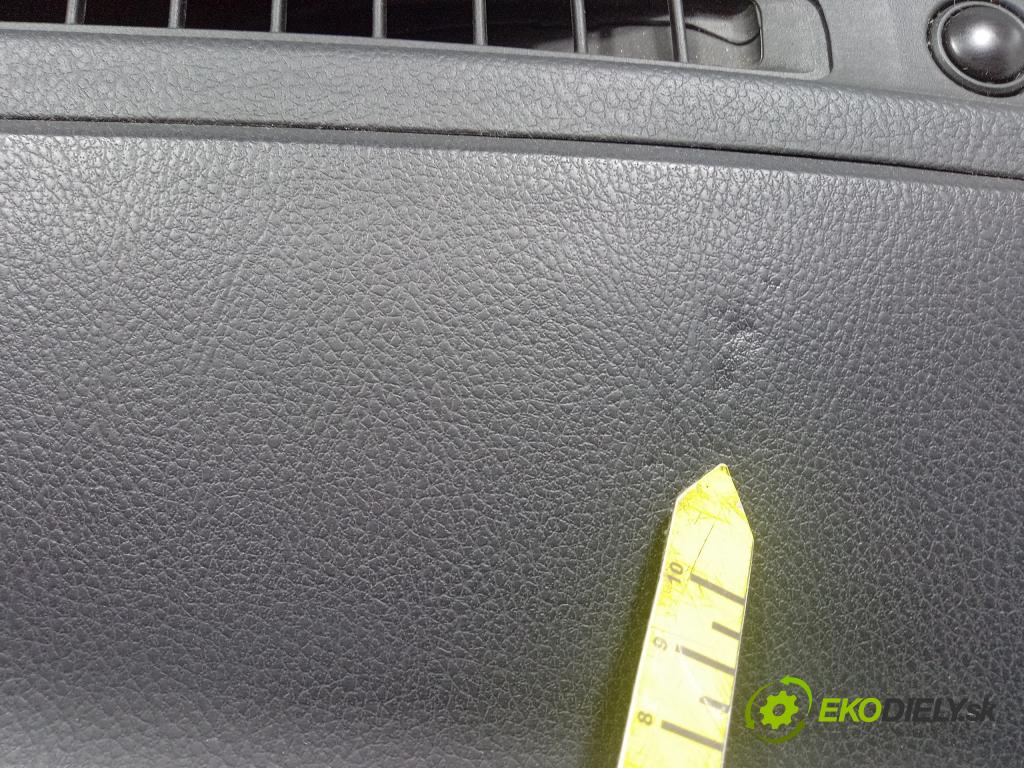 Toyota Auris 2013 kokpit,pristrojová doska 01