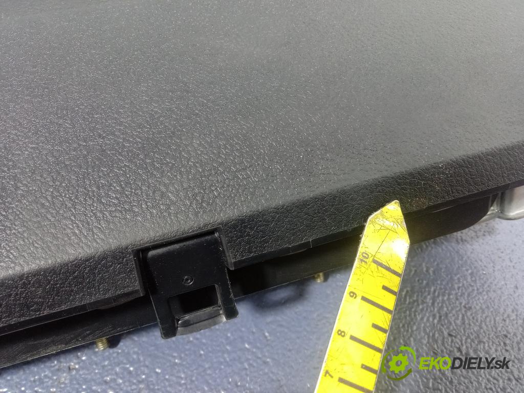 Toyota Auris 2013 kokpit,pristrojová doska 01