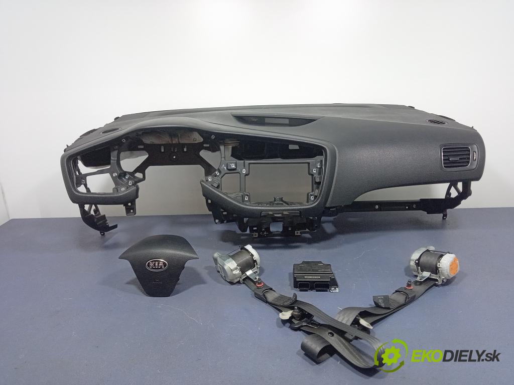 Kia Ceed 2016 kokpit,pristrojová doska 01
