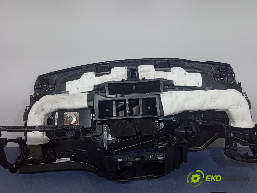 Kia Ceed 2016 kokpit,pristrojová doska 01