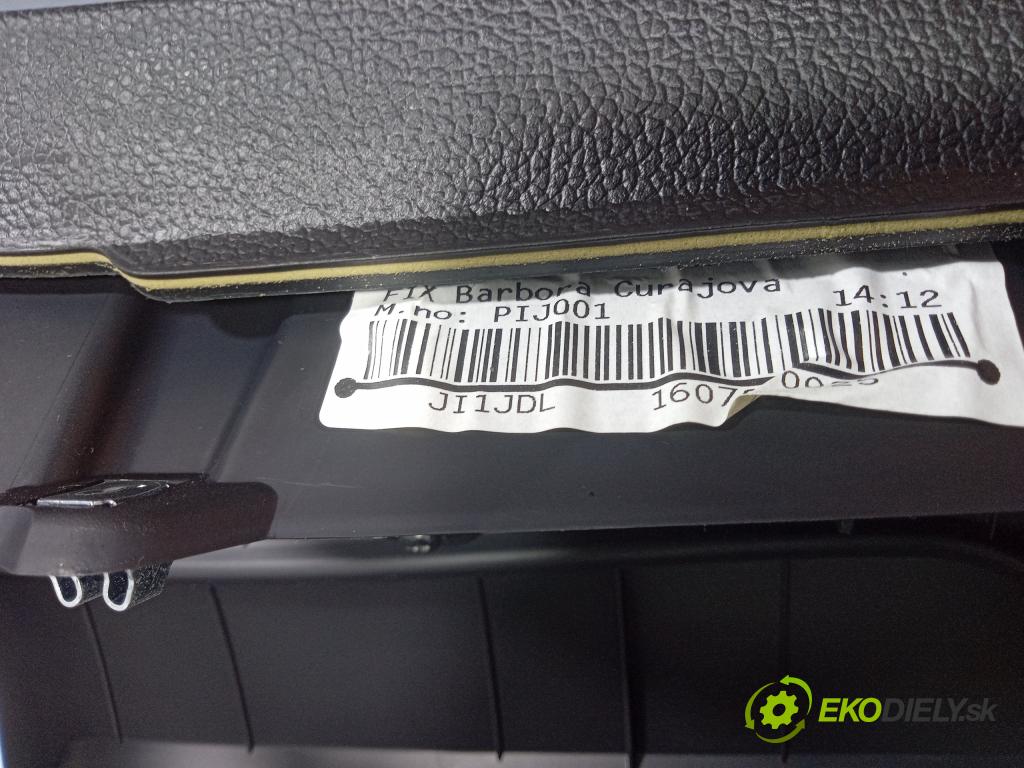 Kia Ceed 2016 kokpit,pristrojová doska 01