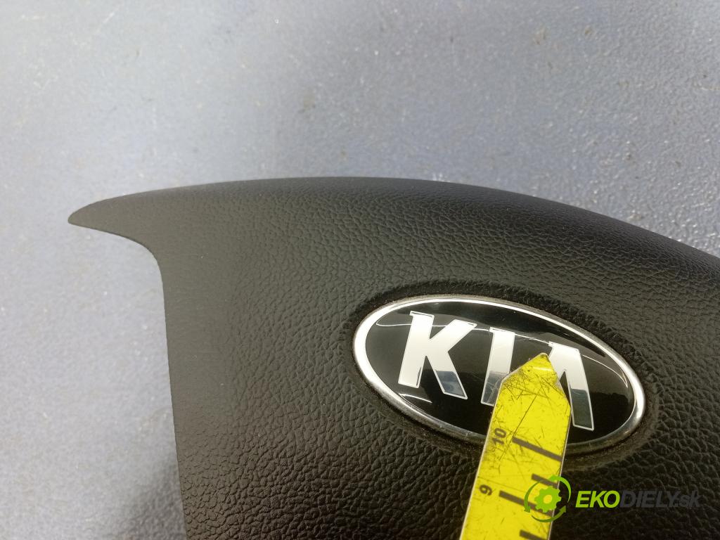 Kia Ceed 2016 kokpit,pristrojová doska 01