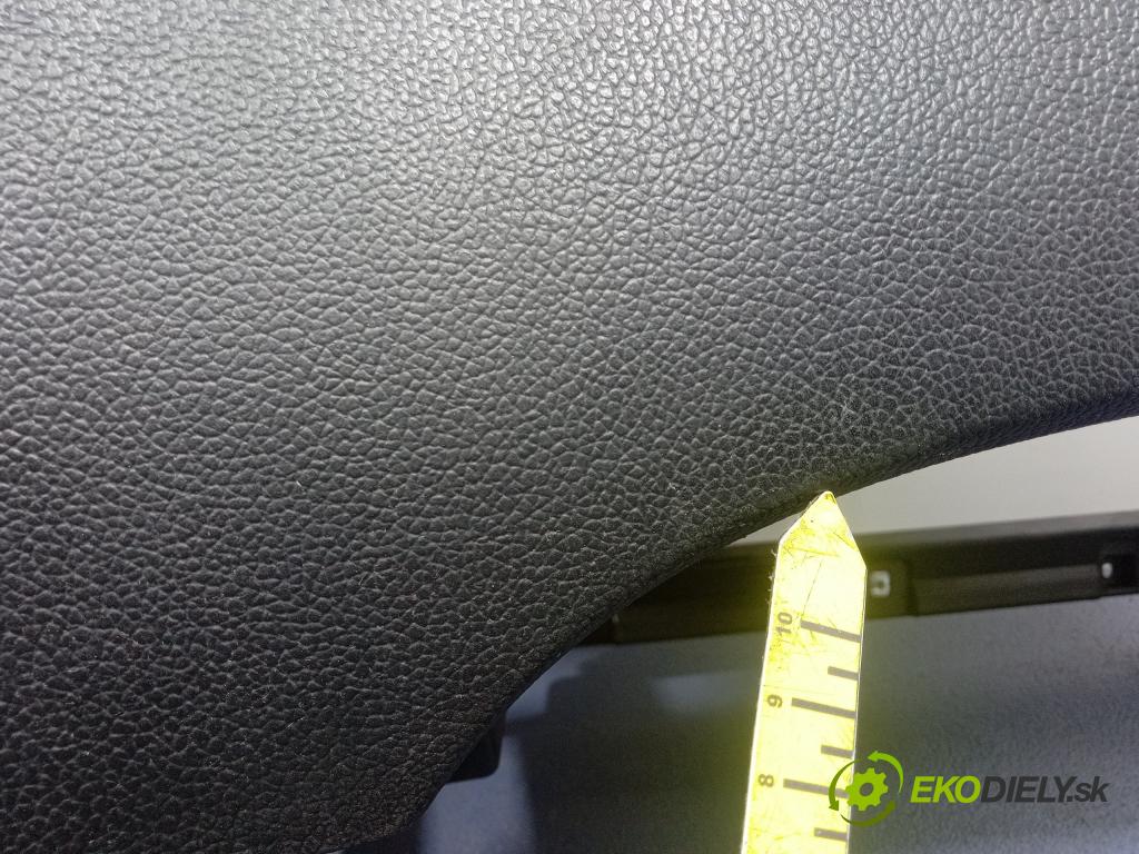 Kia Ceed 2016 kokpit,pristrojová doska 01